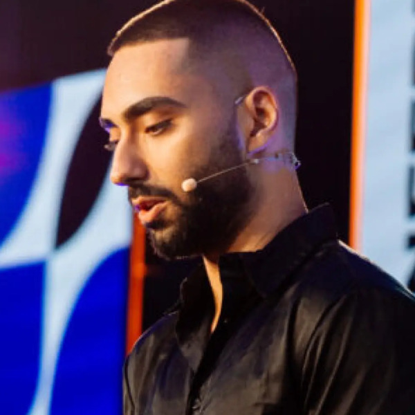 Kasra Dash, SEO consultant and speaker on stage
